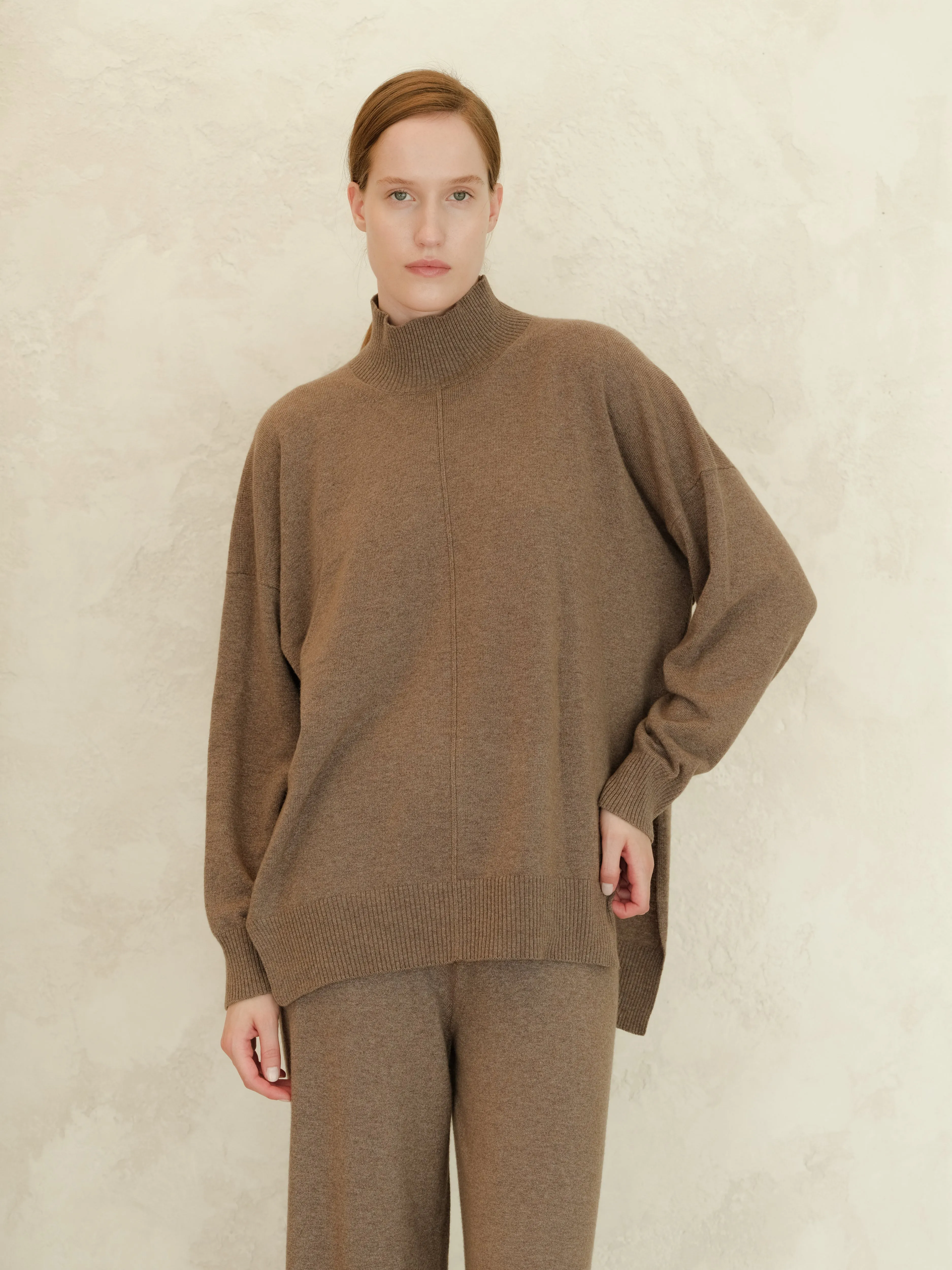 Maglione dolcevita leggero in misto cashmere con spacchi laterali
